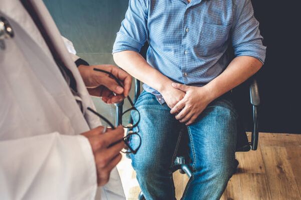 vyras, turintis prostatito simptomų, pas gydytoją